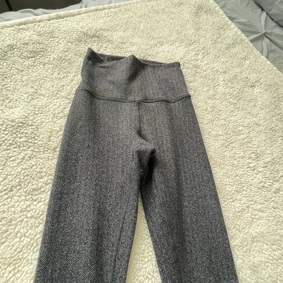 Lululemon herringbone print grey leggings SZ 2 - Picture 2 of 6